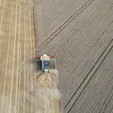 Vedere aeriană a unei combine agricole care recoltează un lan de cereale uscate